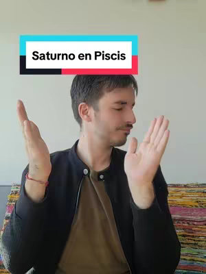 A man with short brown hair stands against a white wall, his arms are raised with open palms, as if in a gesture of wonder. A text box with the words "Saturno en Piscis" is on top of the cover image. The background is minimalist, drawing all attention to the man and the text overlay.