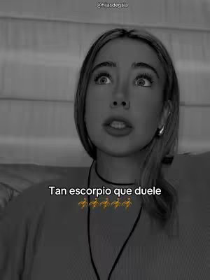 A black and white selfie showing a woman looking up with a surprised expression. Text overlay says 'Tan escorpio que duele.'