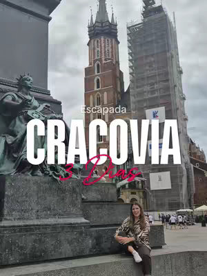 The cover image shows a woman sitting on a stone ledge in front of a historical monument. The text overlayed on the image is "Cracovia 3 Días". Buildings and monuments are in the background.