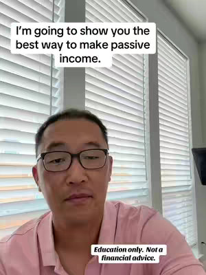 A man with glasses and a pink shirt is centered in the frame against a backdrop of window blinds. Text overlays appear at the top describing the video content in a vertical video format. A disclaimer is present at the bottom.