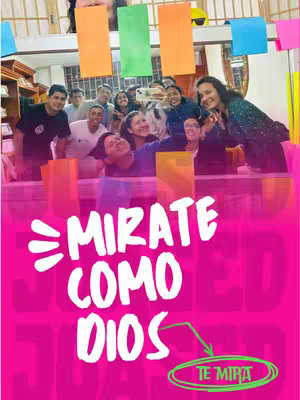 The cover image features a group of people, mostly young adults, posing indoors. The background is somewhat blurry, suggesting a room with simple decor. The composition is centered around a large, vibrant pink banner that says "Mírate como Dios". Above the banner, there is a collection of vertical, rectangular paper cutouts in colors like orange, green, and blue. A green circle with the words "TE MIRA" is highlighted at the bottom middle. The overall effect is a cheerful and collaborative atmosphere, typical of a group activity.