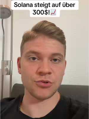 A man with light hair and a black shirt is talking to the camera. The background is a neutral wall. There is text overlayed at the top that reads "Solana steigt auf über 300$!" with a small upwards trending graph symbol.