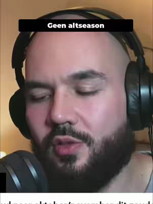 A close-up shot of a man with a shaved head, a beard, and headphones, speaking into a microphone. A black rectangular overlay with white text that says 'Geen altseason' is positioned above the man's head.