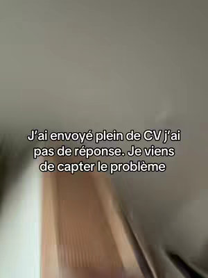 The cover image shows a tilted view inside a room with a textured ceiling and a person's arm and partial face visible on the right side of the frame. The upper portion of the image is the ceiling and the center shows the arm and partial face of the person. Overlaid on the image is text in French.