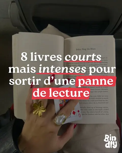 A person's hand holding an open book with the title 'Baby, Sing the Blues' visible. Text overlays read: '8 livres courts mais intenses pour sortir d'une panne de lecture'. The hand is adorned with rings, one gold flower-shaped and the other with a large white pearl.