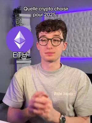 A young man with curly brown hair and glasses is centered in the frame. He is wearing a light gray t-shirt with the words "Palm Angels" printed on it. Behind him, there is a blurred background including a wall design. To the left, there is an Ethereum logo inside a purple circle, paired with the text "ETH". Above him is a text overlay that says, "Quelle crypto choisir pour 2025 :".