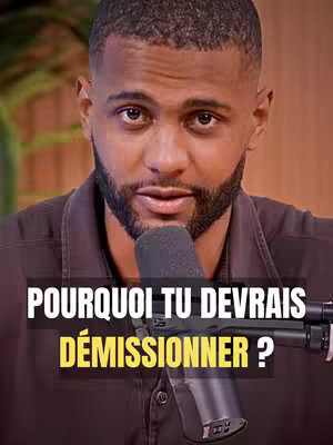 A man with dark hair looks directly into the camera. The lower half of his face is obscured by a microphone. The background has a blurred out studio setting. The text overlay on the bottom reads "POURQUOI TU DEVRAIS DÉMISSIONNER ?" in white and yellow.