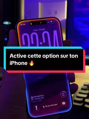 An iPhone held in a hand, displaying its screen with an interface that showcases the date and time, and several app functions. A black banner containing white text, that says 'Active cette option sur ton iPhone' is added at the bottom.