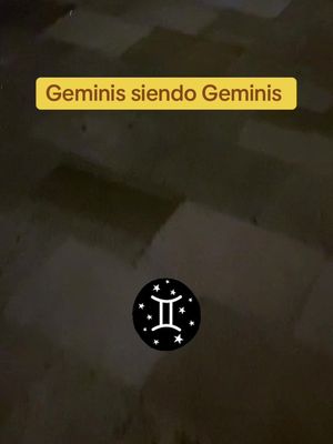 The image features a dark background composed of textured, diagonal lines. A yellow rectangular text box reads "Geminis siendo Geminis" in the top center. Below, a black circular graphic displays a stylized double-line Gemini symbol encircled by small stars.