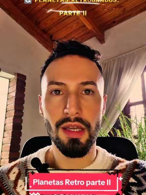 A man with a beard is centered in the frame, speaking to the camera. Behind him is a domestic interior featuring wooden paneling and a window with curtains. A graphic overlay at the bottom displays the title 'Planetas Retro parte II'.