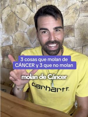 A man is smiling and gesturing the peace sign. The background is an out-of-focus, textured wall. Overlaying the image is a purple rectangle with white text that says, "3 cosas que molan de CANCER y 3 que no molan". Below this, in white, is "molan de Cáncer". Below this, the "Carhartt" brand logo is visible.