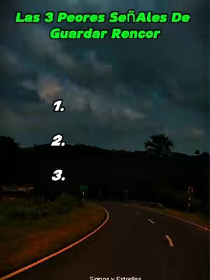 The cover image features an asphalt road disappearing into the distance, flanked by dark, shadowed foliage and a cloudy, overcast sky. Text overlays in green letters state "Las 3 Peores Señales De Guardar Rencor" at the top, with numbered bullet points (1, 2, 3) beneath. The overall composition gives an impression of a journey or a path framed by a moody, somewhat ominous atmosphere.
