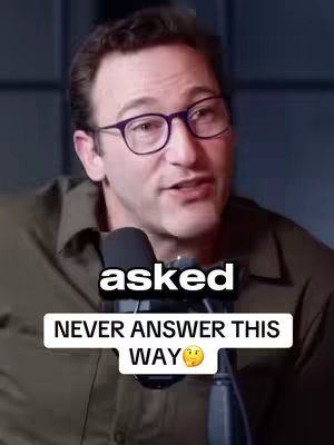 The cover image features Simon Sinek, a man with short hair, glasses, and a green shirt, speaking into a microphone. Over the image, text overlays read:
'asked'
'NEVER ANSWER THIS WAY 🤔'
