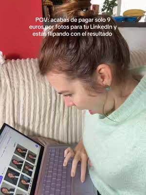 A woman is looking down at a laptop, her expression one of surprise or excitement. Text overlayed on the image, in red, above her head reads in Spanish. The image is of a woman sitting on a patterned couch with a laptop in her lap. The laptop screen displays various profile pictures that look like they're for a professional network like LinkedIn or a similar platform. Her hand is resting on the trackpad and the keyboard.