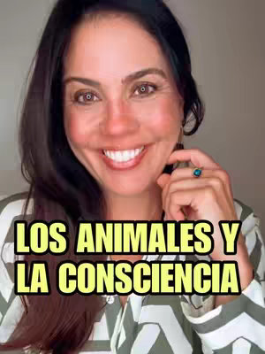 A woman with dark hair and fair skin smiles at the camera. A bright yellow rectangle at the bottom of the image contains the text "LOS ANIMALES Y LA CONCIENCIA".