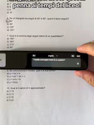 A hand holding a smart pen over a sheet of paper with math problems and text in Italian. Above the paper, a text overlay reads in Italian.