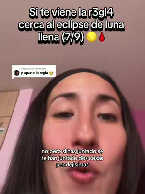 A selfie-style video cover image. The main subject is a woman seen from the chest up, filling most of the frame. The background is minimalistic with blurry light colored walls. The woman is looking directly at the camera with an expression that is a mix of alertness and surprise, her mouth slightly open as she seems to be speaking. Above her head is a text overlay written in Spanish with information about astrology.