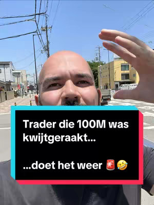 A selfie-style shot with a man in the foreground, holding his hand up in a gesture to the right. The background shows a sunny cityscape, likely a street with buildings and trees.  Text overlayed on the image states, 'Trader die 100M was kwijtgeraakt... ...doet het weer'. The text is on a rectangular blue background with  red and yellow emojis at the bottom.