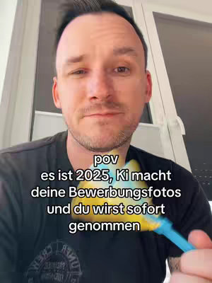 A man in a black t-shirt looks towards the camera. Text overlays read, \"pov es ist 2025, Ki macht deine Bewerbungsfotos und du wirst sofort genommen\". In the foreground, a blue and yellow object is held by the man.