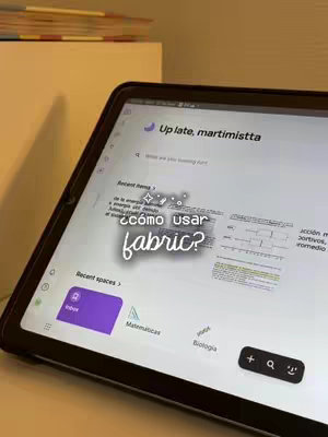 The cover image appears to be a screenshot from a tablet interface. On the screen, there's an interface element; the background seems to be a light-colored surface. In the center, overlaid over the interface, is a text that reads "¿cómo usar fabric?" in a clear, stylized font. There are also some sparkles. The image is slightly angled, with the tablet occupying most of the frame. The top part is a desk with books on it.