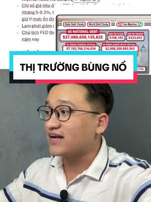 A man in glasses is speaking, with text overlays of financial data and the phrase "THị TRƯỜNG BÙNG NỔ." The background includes a website interface with financial metrics.