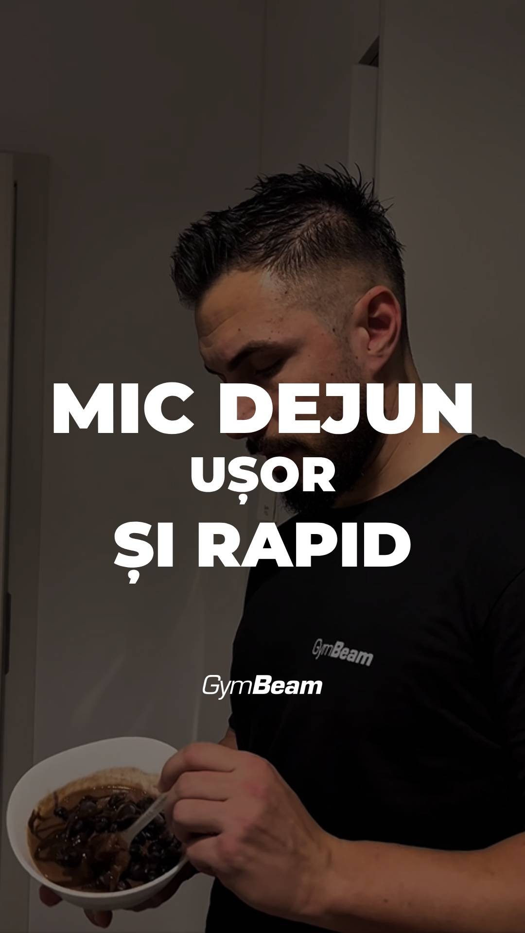 A man with dark hair and a beard holds a bowl of food and a spoon. The main text overlay states "MIC DEJUN USOR SI RAPID" in large white text.