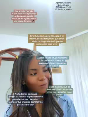 A woman with long brown hair is centered in the frame, looking towards the right. Several text bubbles with text overlay the image, written in Spanish. The background appears to be an indoor setting with a white wall and glimpses of a wooden door frame.