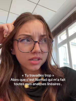 A young woman with glasses and brown hair is looking off to the side with a concerned expression. Text overlays her image in French. The background is a blurred interior, suggesting a home or office setting.