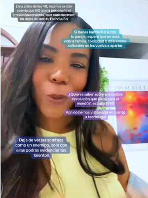 A woman with dark hair and a yellow top is in a selfie-style video. Text bubbles with various messages in Spanish are overlaid on the image. The background behind her is a bit blurred but seems to be an interior space with colorful artwork on the wall.