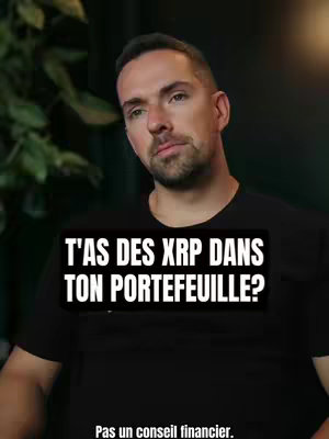 A man in a black t-shirt looks directly at the camera with a serious expression. Overlay text on a black rounded-rectangle background reads, 'T'AS DES XRP DANS TON PORTEFEUILLE?' (Do you have XRP in your wallet?). Below this, smaller text in a contrasting color says 'Pas un conseil financier.' (Not financial advice). The background is out of focus and a dark green color.