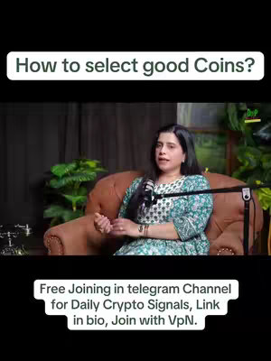 The cover image is a vertical shot. It has two text lines in a white rectangular box on top. Below there's a woman sitting, looking directly in the camera while talking, on an armchair with a mic in front of her. Behind her, there is a blurred natural-like background. At the bottom there is a white rectangular box with text.