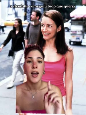 The cover image shows a split-screen effect. The top half is a scene from the TV show "Sex and The City", depicting a street scene with the character Charlotte York, along with a man and other women in the background. The bottom half is a selfie of a woman with a finger raised, speaking, overlaid onto the show scene. The text overlay reads "a charlotte conseguiu tudo que queria."