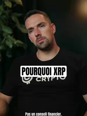 A man with short hair and a beard looks at the camera, wearing a black t-shirt with white text. The text reads 'POURQUOI XRP' above a logo and the word 'CRYPTO'. Below, the text 'Pas un conseil financier' is visible.