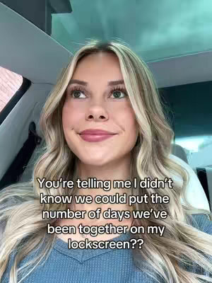 A woman with blonde hair and a blue shirt looks upwards with a subtle smile. Text overlays the image, posing a question about displaying the number of days spent together on a lock screen.