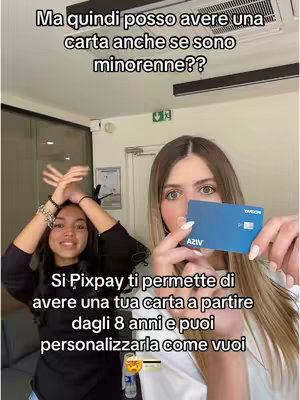 Two young women are in an indoor setting, one with long hair holds a blue credit card towards the camera, while the other, with shorter hair, raises her hands in the air, the image layout is a vertical rectangle, with text in Italian superimposed in a bubble layout.