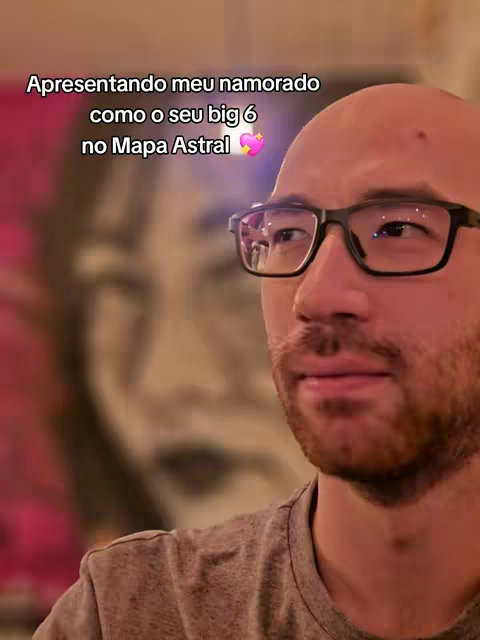 The cover image features a man with short hair and glasses. The text overlay says, "Apresentando meu namorado como o seu big 6 no Mapa Astral", with a pink heart emoji.