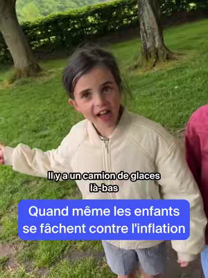 A young girl standing outdoors, pointing slightly to her left and animatedly talking. Text overlays are added to the image in French, with a blue box at the bottom stating 'Quand même les enfants se fâchent contre l'inflation' and a white box stating 'Il y a un camion de glaces là-bas'. The background features grass, trees, and foliage.