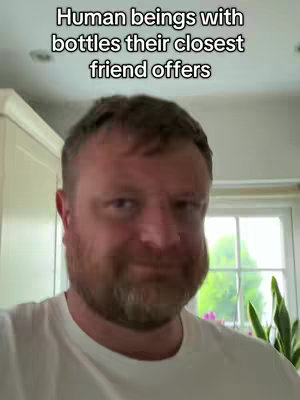 A man with a beard stands in front of what appears to be a kitchen background, with overlaid text.