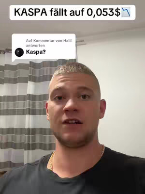 A man with short hair and dark shirt is in front of a background. The text overlay says "KASPA fällt auf 0,053$" and displays a downward arrow next to the price.