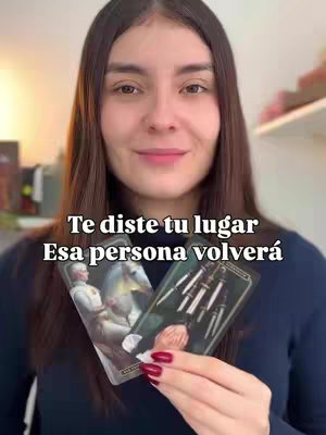 The cover image shows a woman with long brown hair holding two tarot cards and looking at the camera. Text overlayed on the image says, "Te diste tu lugar Esa persona volverá". 