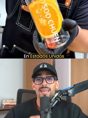 The image is a split composition. The upper half shows a hand wearing a black glove holding a glass bottle containing a slice of orange peel, and a red liquid, perhaps juice. The bottle has the words "SOD CHUEN" printed on it. A text overlay reads "En Estados Unidos". The bottom half features a man wearing a black baseball cap, glasses, and a black shirt, speaking into a microphone. The background is blurred.