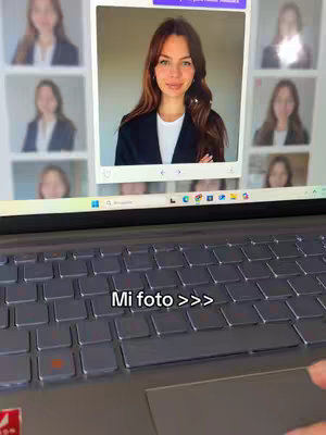 A laptop screen displays a Canva interface with multiple photo options, showcasing a woman’s portrait. The keyboard and a hand are visible in the foreground. Text "Mi foto" is overlaid.