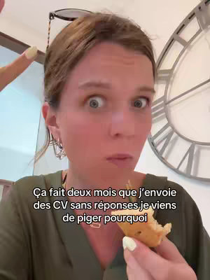 A woman with wide eyes and a slightly open mouth reacts while holding a piece of food. Above her, sunglasses are on top of her head, and a large clock is visible at the top right. The text overlay says, "Ça fait deux mois que j'envoie des CV sans réponses je viens de piger pourquoi."