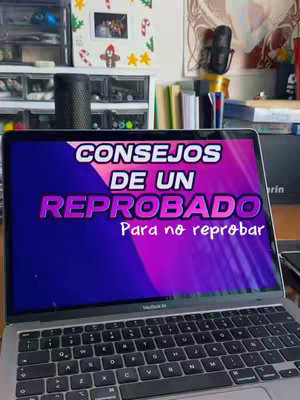 A laptop screen displays the title 'CONSEJOS DE UN REPROBADO' in large, colorful text. The laptop rests on a desk; background contains blurred objects. The overall composition is clear and direct, emphasizing the text on the screen.