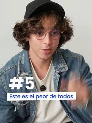 A young man with curly brown hair wearing a black cap, glasses, and a denim jacket is the central focus. A white background provides a clean backdrop. A text overlay is present at the bottom of the frame with a number and a Spanish phrase.