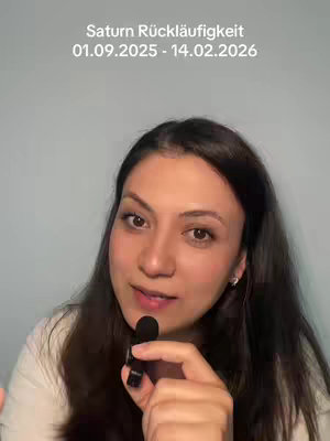 A woman with dark hair is holding a microphone near her face. Overlayed on this image is text that reads 'Saturn Rückläufigkeit 01.09.2025 - 14.02.2026'.