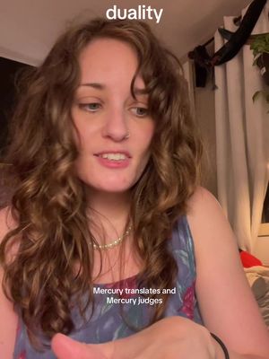 A woman with curly brown hair is filming a video in a room. Text overlays on the image.