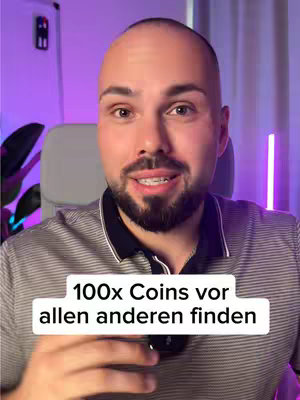 A man with a bald head and a beard is centered in the frame. He is wearing a striped polo shirt and has braces on his teeth. A text overlay at the bottom reads, '100x Coins vor allen anderen finden.' The background features a blurred room.