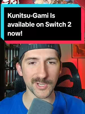 A man with a mustache and a baseball cap, holding a microphone. Behind the man, there's text overlay and a blurred background of a room.