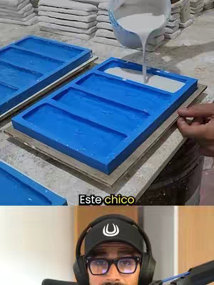 The image is a split screen. The top half shows a crafting setup with blue molds being filled with a white liquid. The bottom half features a man wearing glasses and a black hat. He has headphones on. The background appears to be a workshop or similar. The text overlay is in Spanish and placed below the crafting setup, directly above the face of the man.